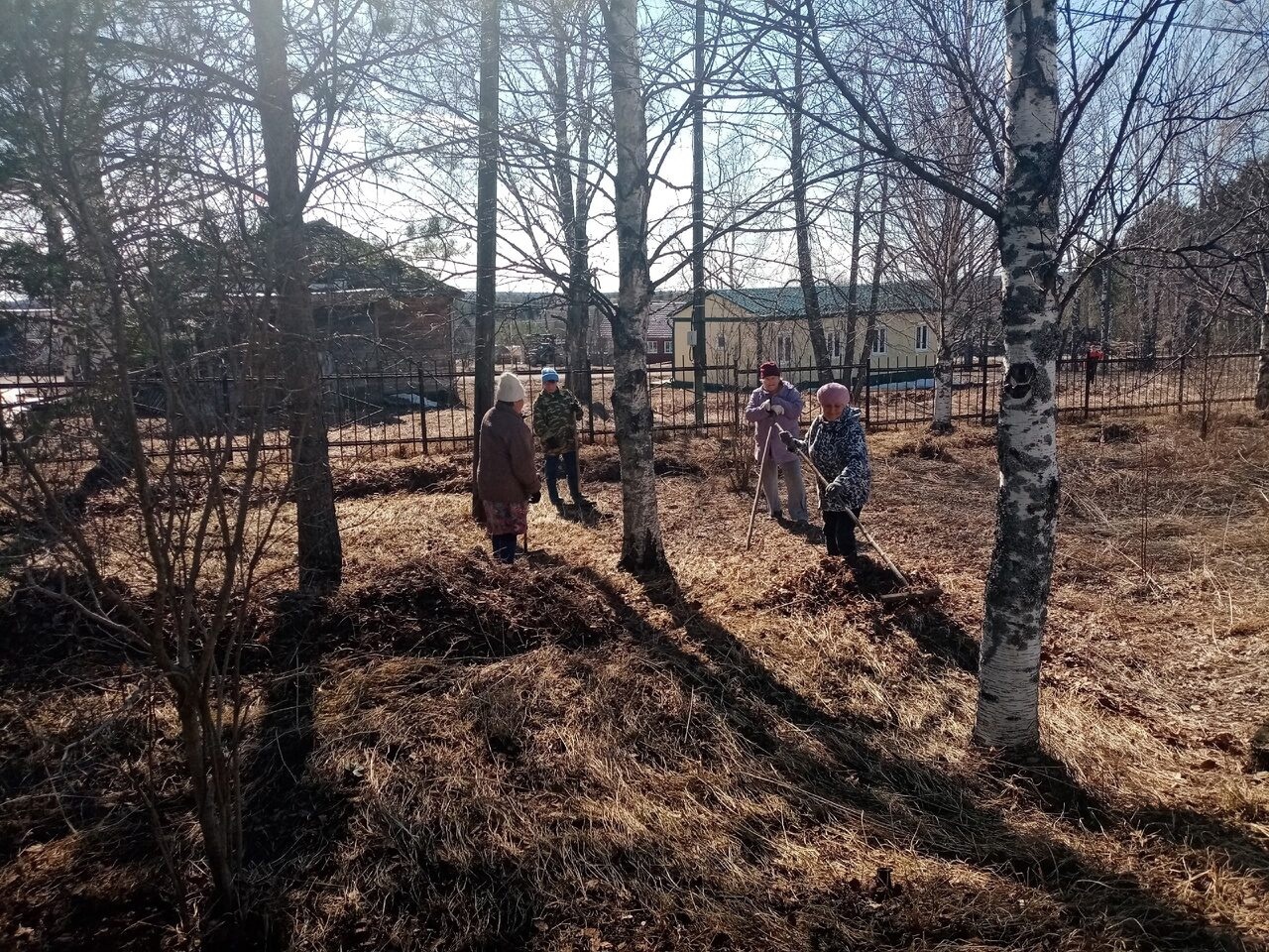 Трудовой субботник у памятника воинам, погибшим в ВОВ.